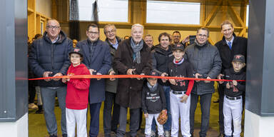 Go, Ducks Go! Feierliche Er&ouml;ffnung f&uuml;r Vereinshalle