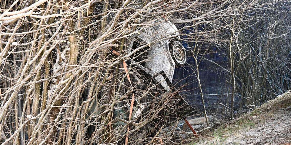 Unfall-Auto bleibt mit Heck in Baumkrone hängen