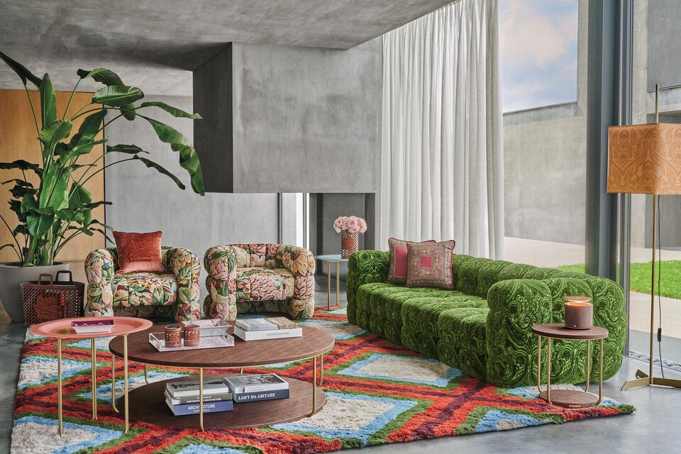 Die Stoffe von Etro Home schaffen ein aufregendes Ambiente. Armlehnsessel Quiltana und 3-Sitzer-Sofa Quiltana von etrohomeinteriors.onirogroup.it, Preis auf Anfrage 