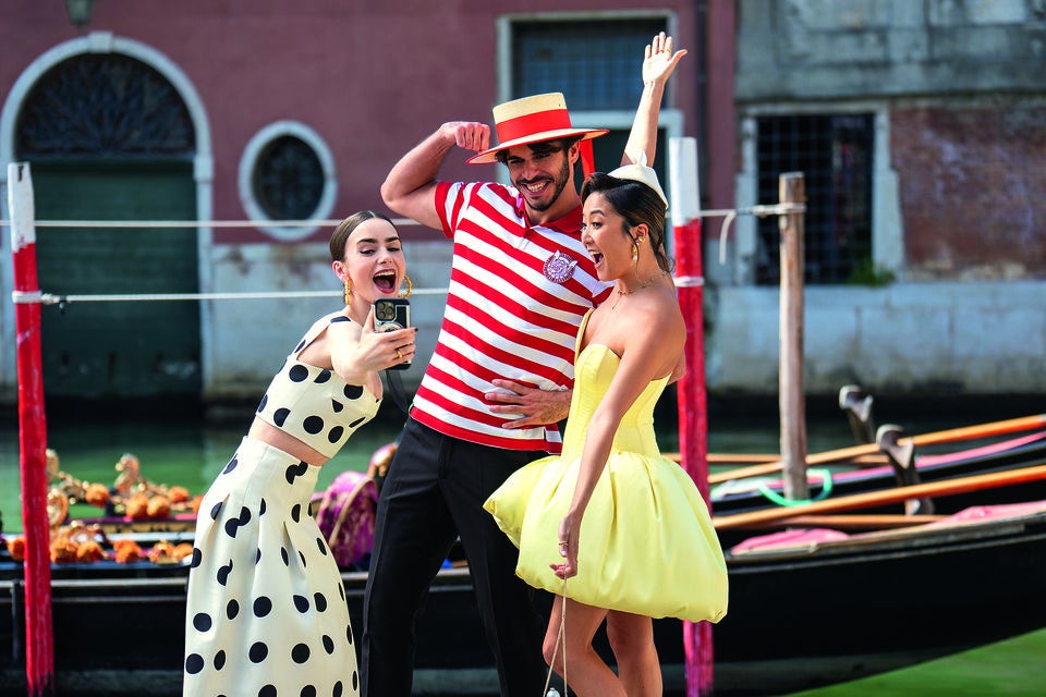 Bei den Dreharbeiten im August sorgte der Serien-Cast für Furore. Das Ergebnis ist ab 18.12. auf Netflix zu sehen.  