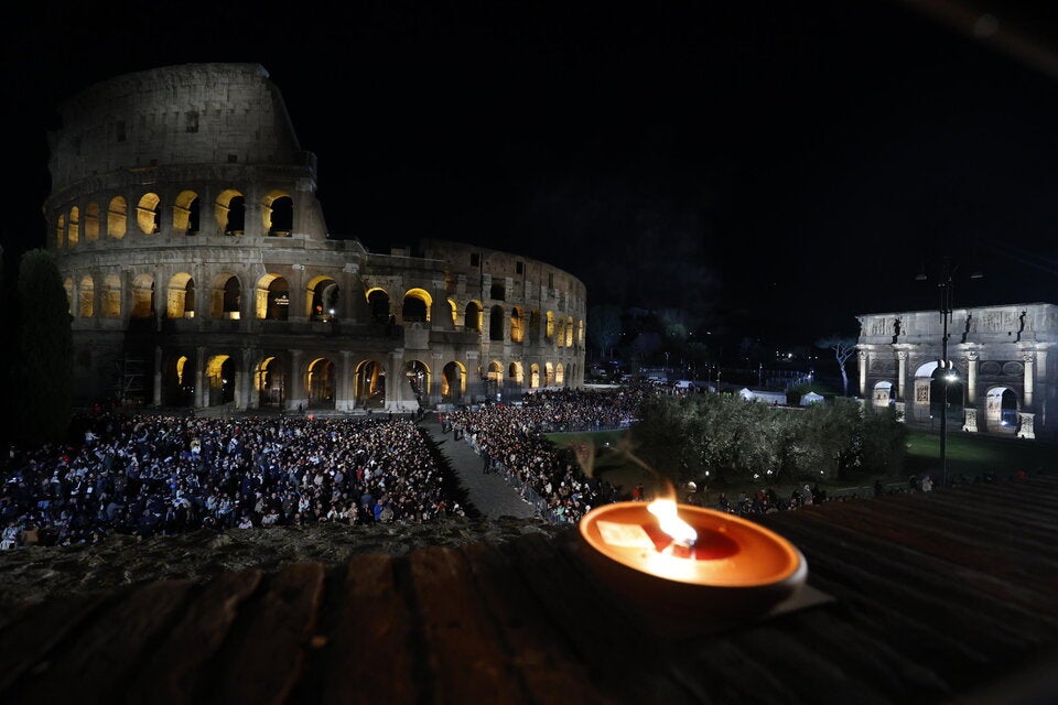 Kreuzweg am Kolosseum - Papst trug Kreuz selbst
