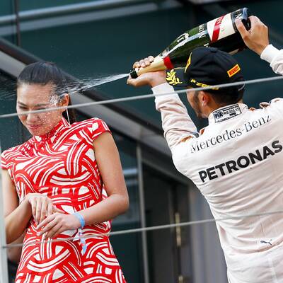 Hamilton: Ärger nach dieser Sektdusche