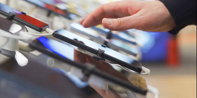 Neues EU-Etikett für Smartphones: DARAUF sollte man jetzt unbedingt vor dem Kauf achten