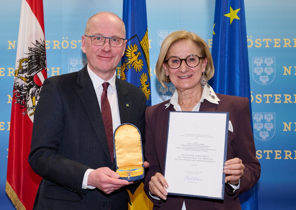 Landeshauptfrau Johanna Mikl-Leitner verlieh Mag. Friedrich Faulhammer, Rektor emeritus der Universität für Weiterbildung Krems, Vorsitzender des Vorstands des Instituts für den Donauraum und Mitteleuropa, Vorstand der Ludwig Boltzmann Gesellschaft, Leiter der Zukunftsinitiative Niederösterreichs „Mein Land denkt an morgen“, das „Goldene Komturkreuz des Ehrenzeichens für Verdienst um das Bundesland Niederösterreich“.  
