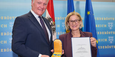 Silbernes Komturkreuz des Landes N&Ouml; f&uuml;r Klaus Albrecht Schr&ouml;der