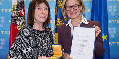 Landeshauptfrau Johanna Mikl-Leitner verlieh Mag. Christine Maria Gironcoli-Melichar, bildende K&uuml;nstlerin und Gem&auml;lderestauratorin, Gesch&auml;ftsf&uuml;hrerin der Bruno Gironcoli Werkverwaltung GmbH, das &bdquo;Gro&szlig;e Ehrenzeichen f&uuml;r Verdienste um das Bundesland Nieder&ouml;sterreich&ldquo;.&nbsp;