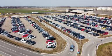 Parkpl&auml;tze rund um Bahnhof Ebreichsdorf &uuml;berf&uuml;llt