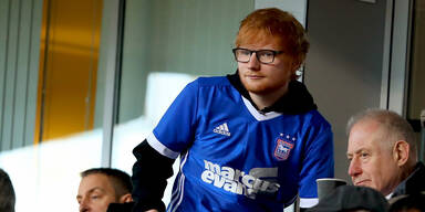 Ed Sheeran tr&auml;gt ein Ipswich-Trokot