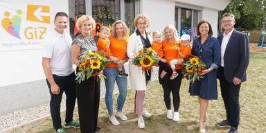 Martin Neugebauer, B&uuml;rgermeisterin Margarete Jarmer, Lisa Schmied, Familien-Landesr&auml;tin Christiane Teschl-Hofmeister, Sandra Fasching und die beiden Abgeordneten zum N&Ouml; Landtag Doris Schmiedl und Franz Linsbauer mit Lynn, Juna und Franz-Joseph&nbsp;