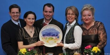 Ehepaar Machreich (2.u.3.v.l) vom Triad freut sich