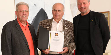 B&uuml;rgermeister Peter Molnar (r.) und Gemeinderat Wolfgang Mahrer (l.) bedankten sich bei Heurigenwirt Johann Resch.&nbsp;