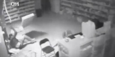 Diebstahl: Einbrecher bricht durch Hausdach