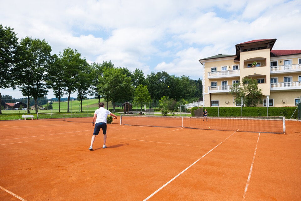 Eichingerbauer. Den perfekten Tennisurlaub komplettieren hier das feine Spa mit beheiztem Außen-Pool und die Gourmet-Küche.