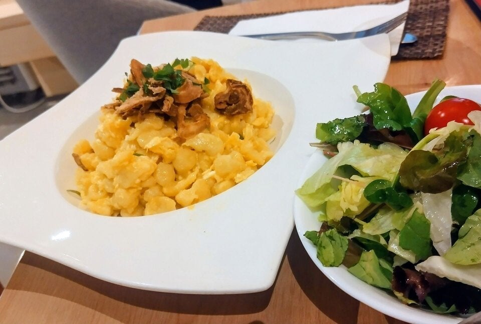 Wiener Soulfood: Flaumige Eiernockerl mit grünem Salat.