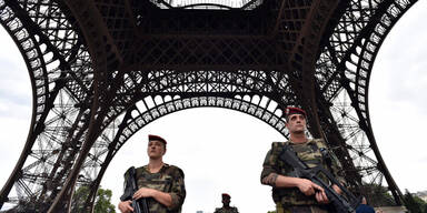 Eiffelturm Soldaten