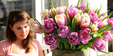 Ein Tulpenstrauß ist ein schöner Osterschmuck