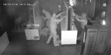 Diebe räumen Optiker leer