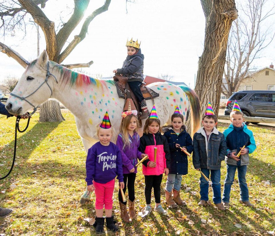 Kindergartengruppe schenkt krebskrankem Buben (5) Ritt auf einem Einhorn