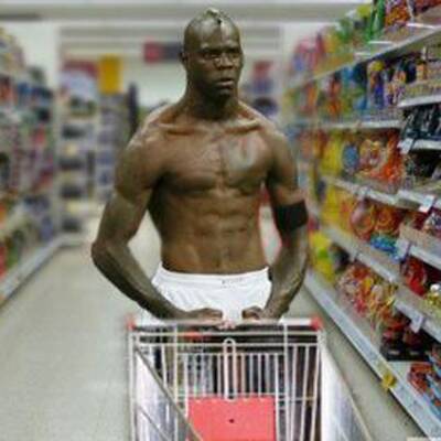 Balotelli-Posen sind der Renner im Internet