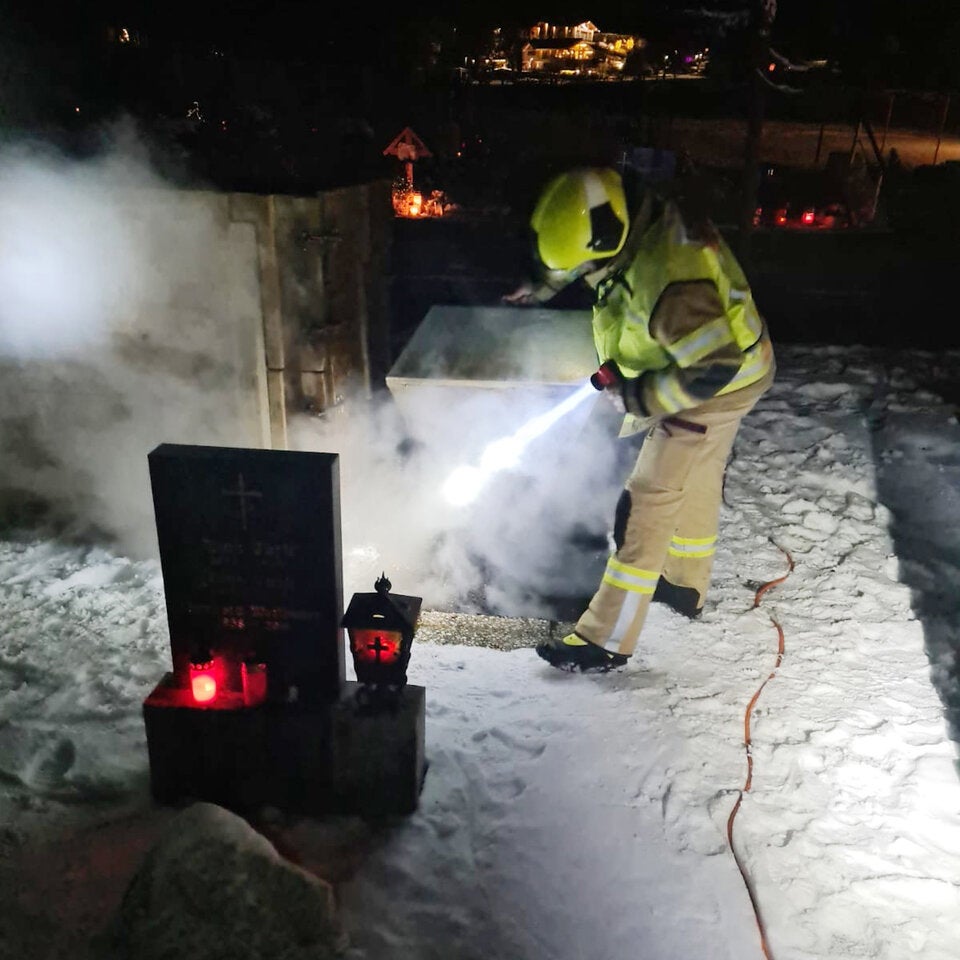 Kurioser Einsatz: Grab am Friedhof in Flammen?