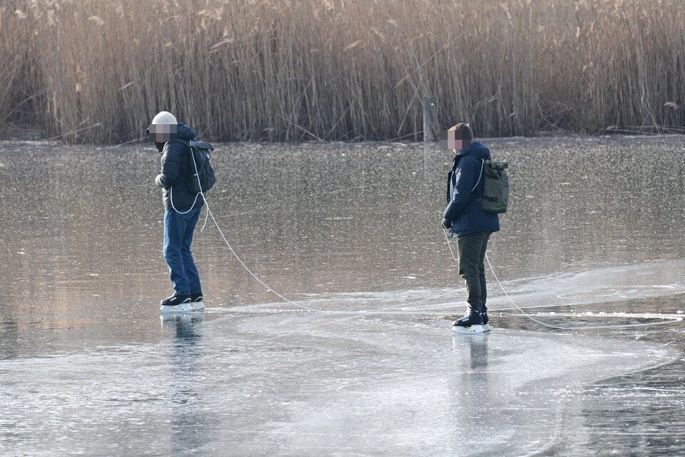Manche Eisläufer versuchten sich mit einem Seil abzusichern.