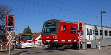 LH-Stv. Landbauer: Sicherheitsoffensive an Bahn&uuml;berg&auml;ngen nimmt Fahrt auf