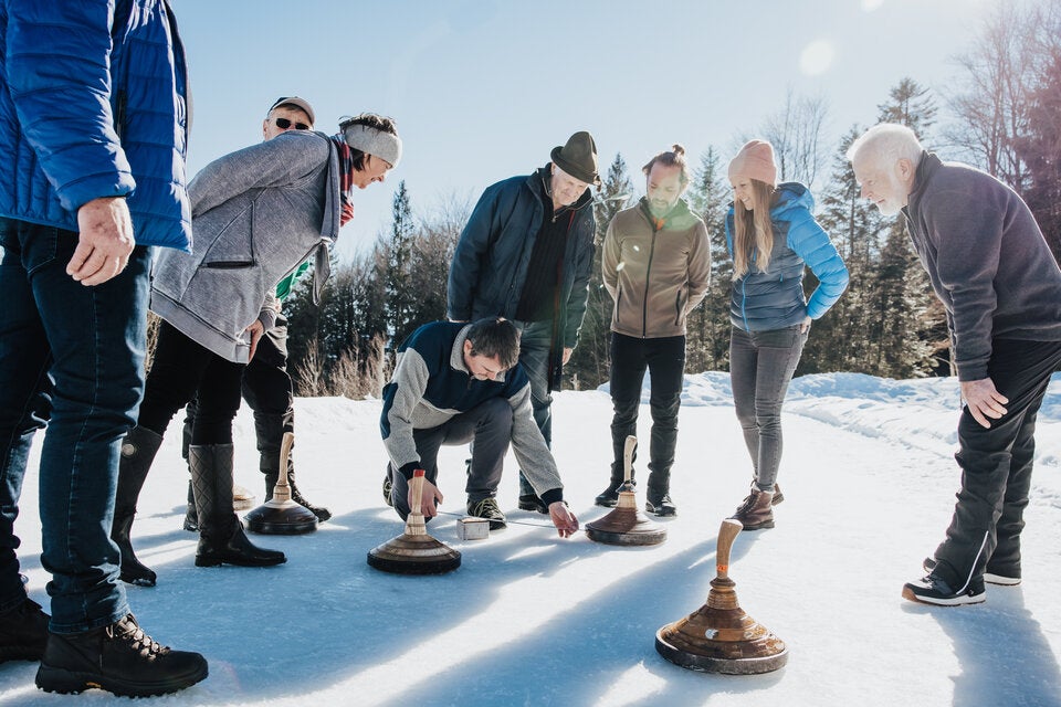 Eisstockschießen gehört zur Wintergeselligkeit.