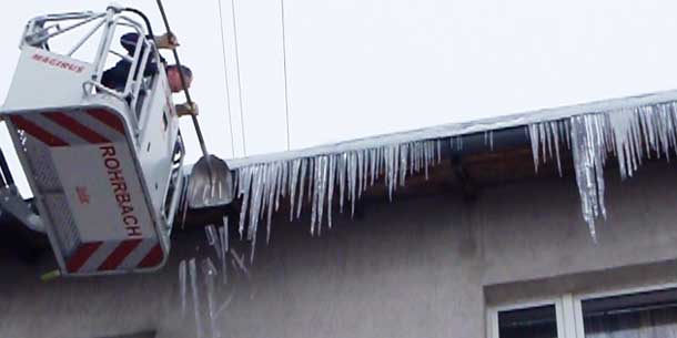 Glatteis sorgt für Chaos auf den Straßen
