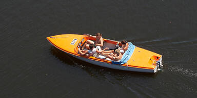 Motorboot f&auml;ngt am Mondsee Feuer