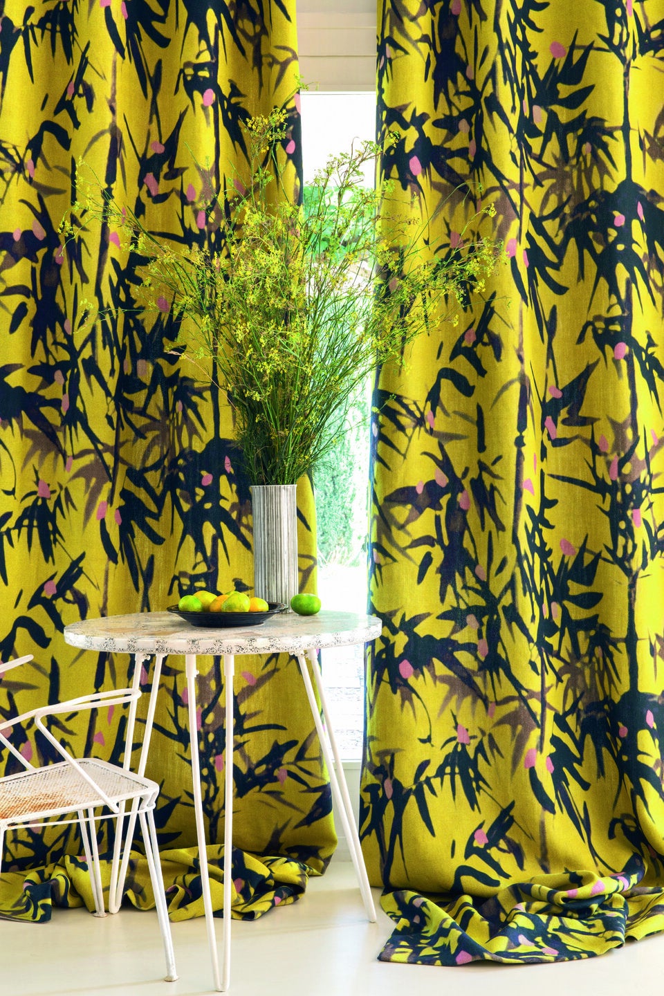 Sonniges Gelb für gute Laune. Die großflächigen Muster der „Giardino“-Linie sind von japanischer Kalligrafie inspiriert.