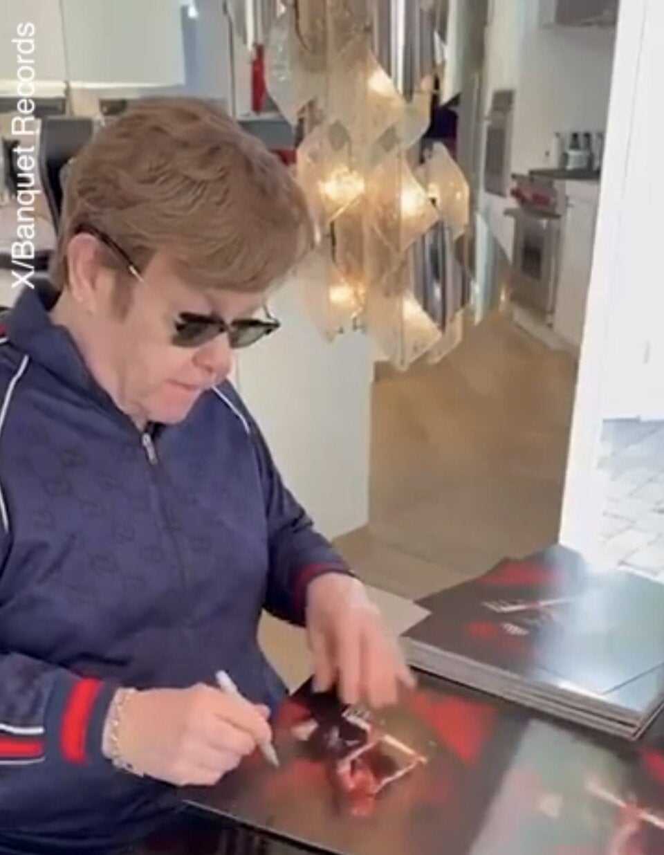 Neues Drama um Elton John: er kann nicht mal mehr Autogramme schreiben!