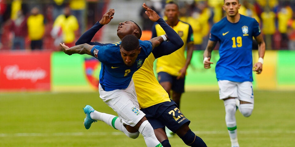 Für diese Aktion sah Brasilien-Verteidiger Emerson seine zweite Gelbe Karte - Platzverweis!