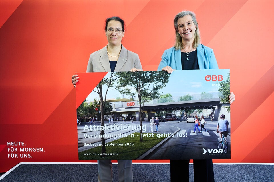 Vorständin Judith Engel (ÖBB Infrastruktur) und Geschäftsführerin Karin Zipperer (Verkehrsverbund Ost-Region) bei der Pressekonferenz zur Attraktivierung der Verbindungsbahn. 