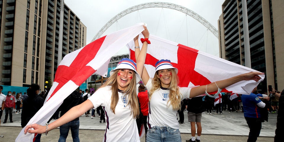 Zwei weibloiche England-Fans vor dem Wembley Stadium