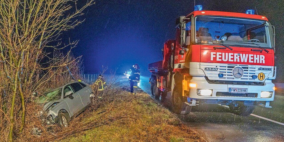 Wollte Freundin nach Hause fahren: Enkel (14) schrottet Opas Audi auf A2