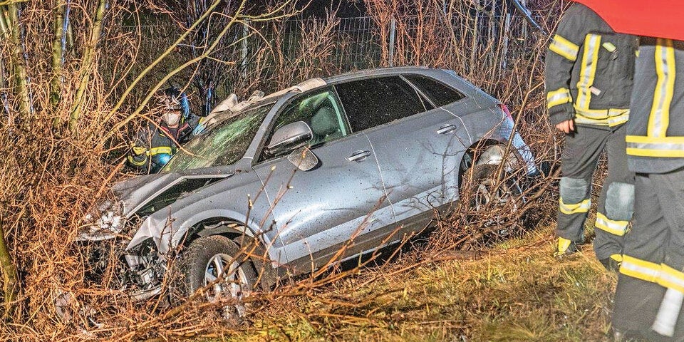 Wollte Freundin nach Hause fahren: Enkel (14) schrottet Opas Audi auf A2