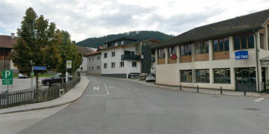 Innsbrucker Stra&szlig;e 8 Maskierte zerren M&auml;dchen in Auto