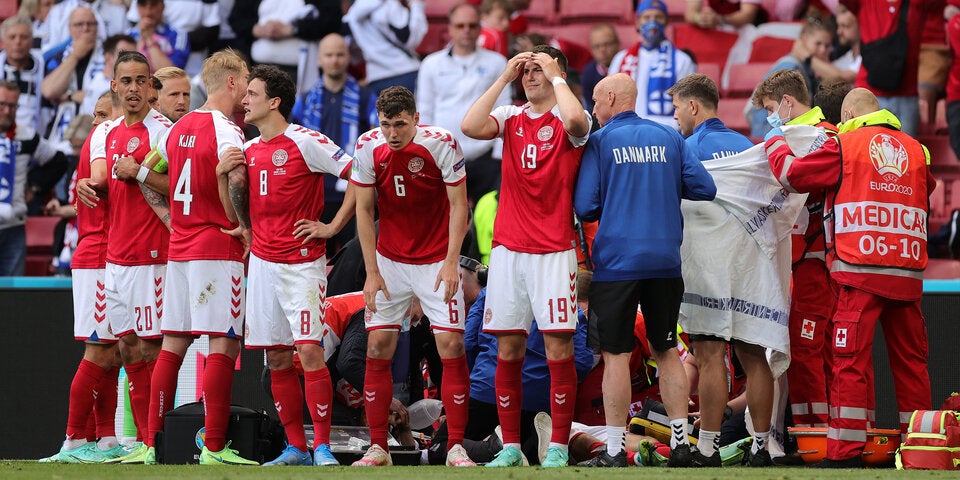 Dänemarks Eriksen liegt bewusstlos am Boden, wird behandelt - Teamkollegen bilden einen Sichtschutz