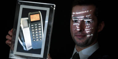 Erste SMS der Welt um 107.000 Euro versteigert