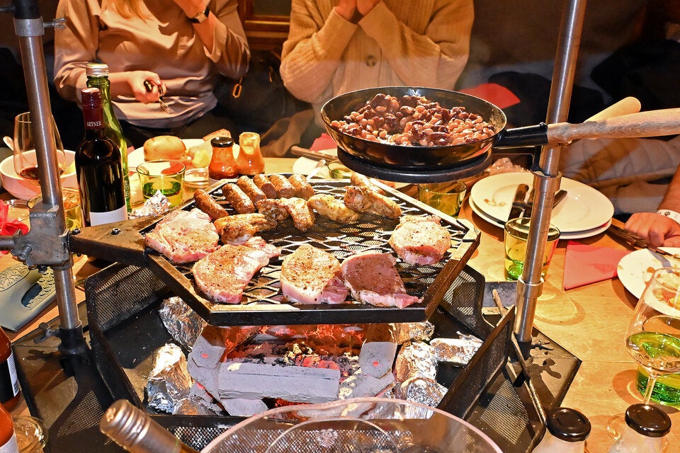 Das beliebte Winterdorf bietet heuer noch mehr Platz für Grillfans.