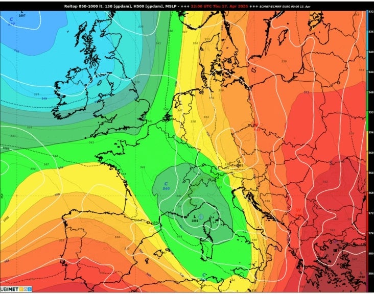 Die Großwetterlage am Donnerstag (ECMWF Modell). Das Tief über dem Mittelmeer/Norditalien ist gut zu erkennen. 