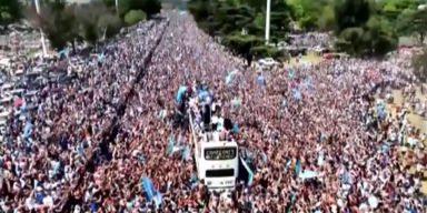Fünf Millionen Fans feiern Weltmeister in Buenos Aires.png
