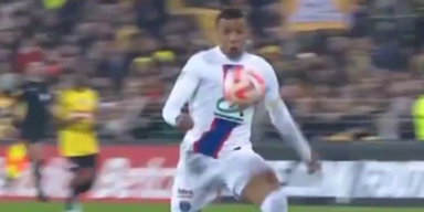 Fünferpappe schreibt im Pokal PSG-Klubgeschichte.png