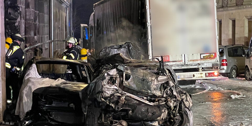 Betrunkener Lkw-Fahrer beschädigt 31 Autos und ein Haus