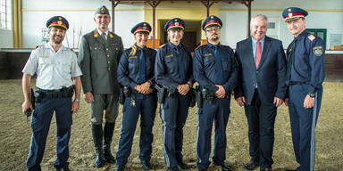 Das sind die 3 ersten Polizisten auf Pferden