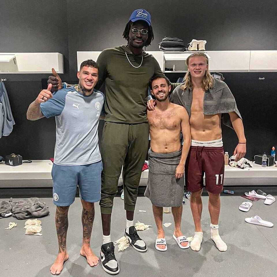 Neben diesem Riesen sieht Haaland wie ein Zwerg aus