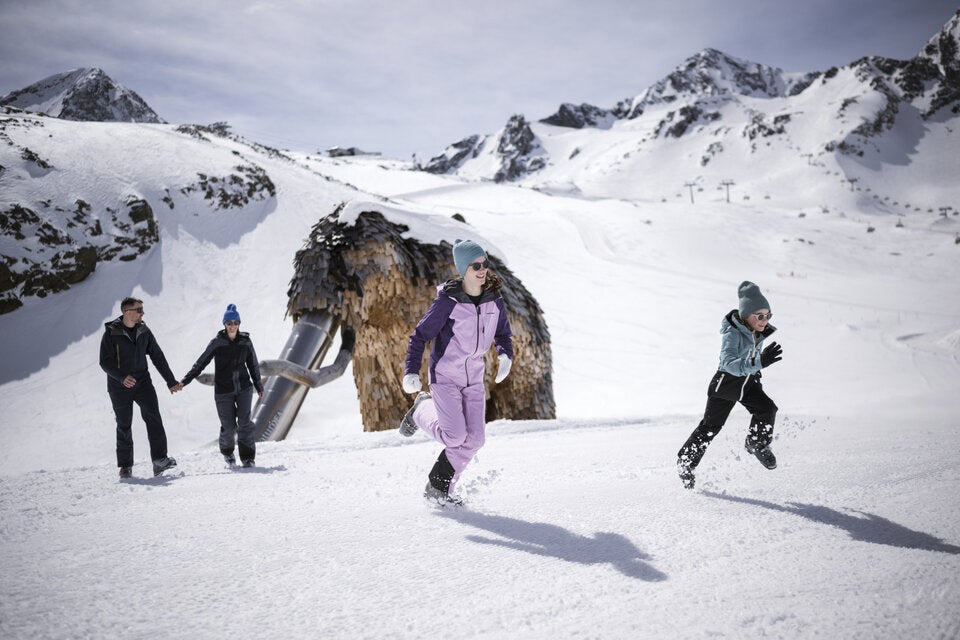 Fotospot. Das Mammut am Stubaier Gletscher begrüßt Groß und Klein auf 2.800 m.