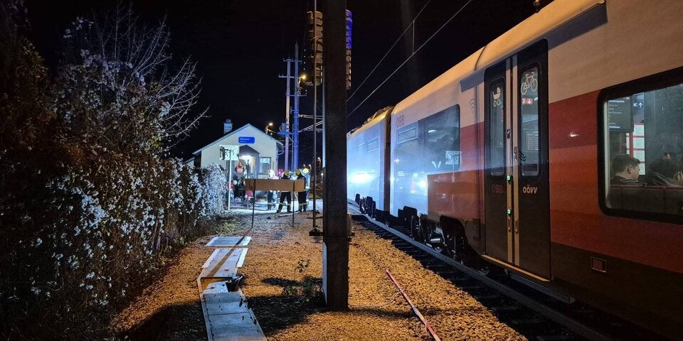 Auto fuhr trotz Schranken gegen Zug