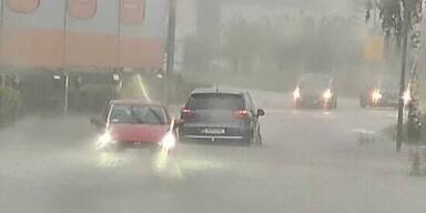 Massive Regenf&auml;lle im Bezirk Horn: Acht Menschen aus Autos befreit