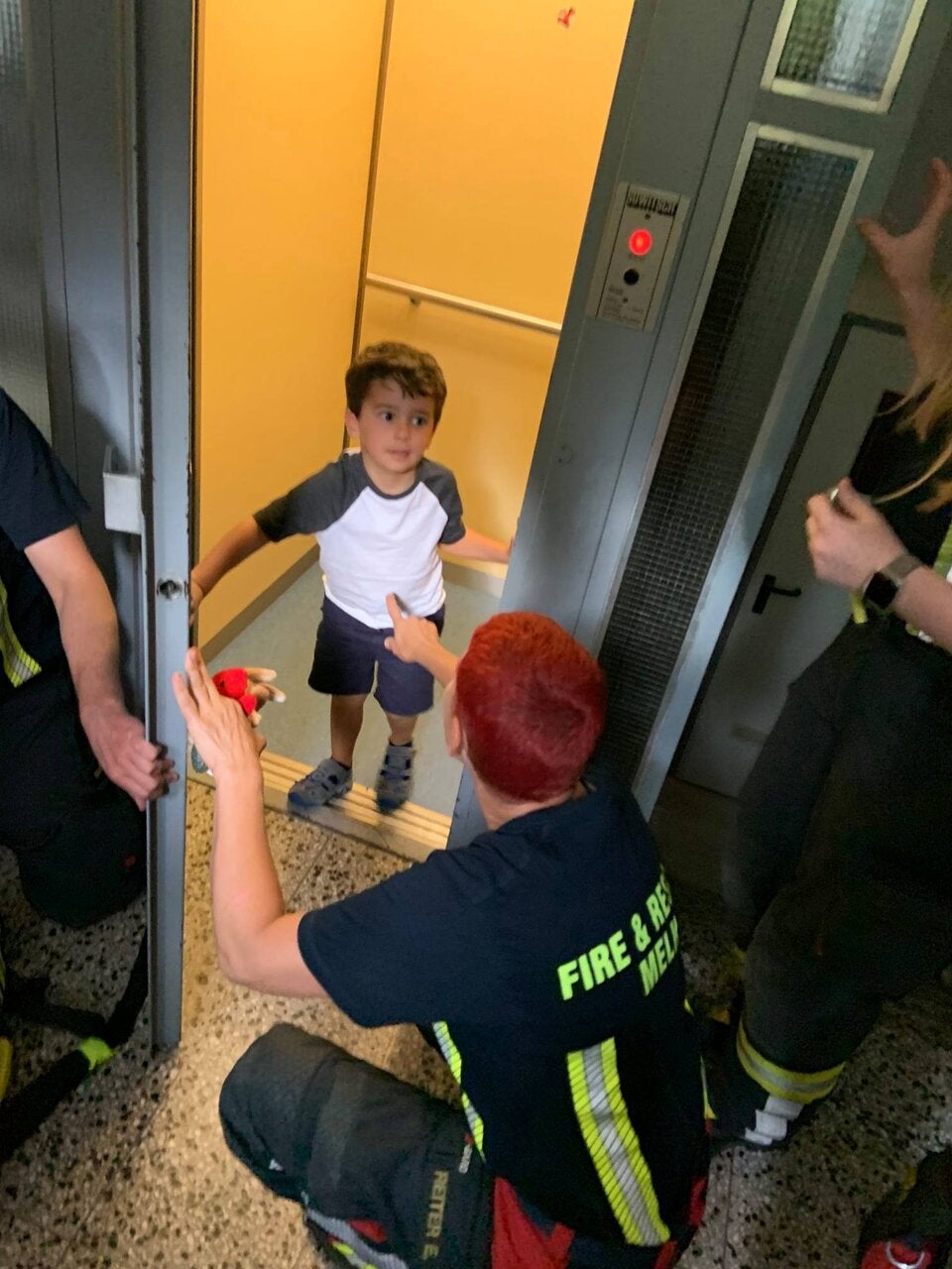 Bub in Lift gefangen